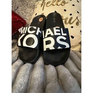 Sz10 nwot michael Kors Gilmore pool slide sandals w/logo bbw black white